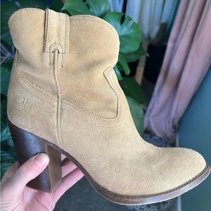Frye women’s size 9 western inspired bootie camel tan khaki suede EUC